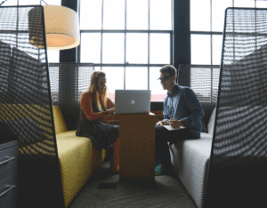 2 personnes en feedback 360°