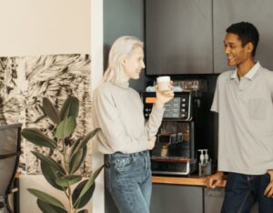 Travail hybride : quels enjeux pour les entreprises ?